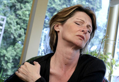 фото женщины с больным плечом