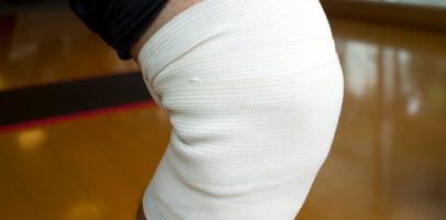 Надо ли обматывать обе ноги бинтом после операции на коленном суставе?