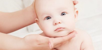 Кривошея у новорожденных: признаки, причины, лечение и массаж